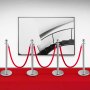 Postes de soporte VEVOR con cuerdas rojas sobre una alfombra roja frente a una escalera artística enmarcada.