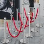 Puesto de control de multitudes VEVOR con cuerdas rojas en una galería de arte.