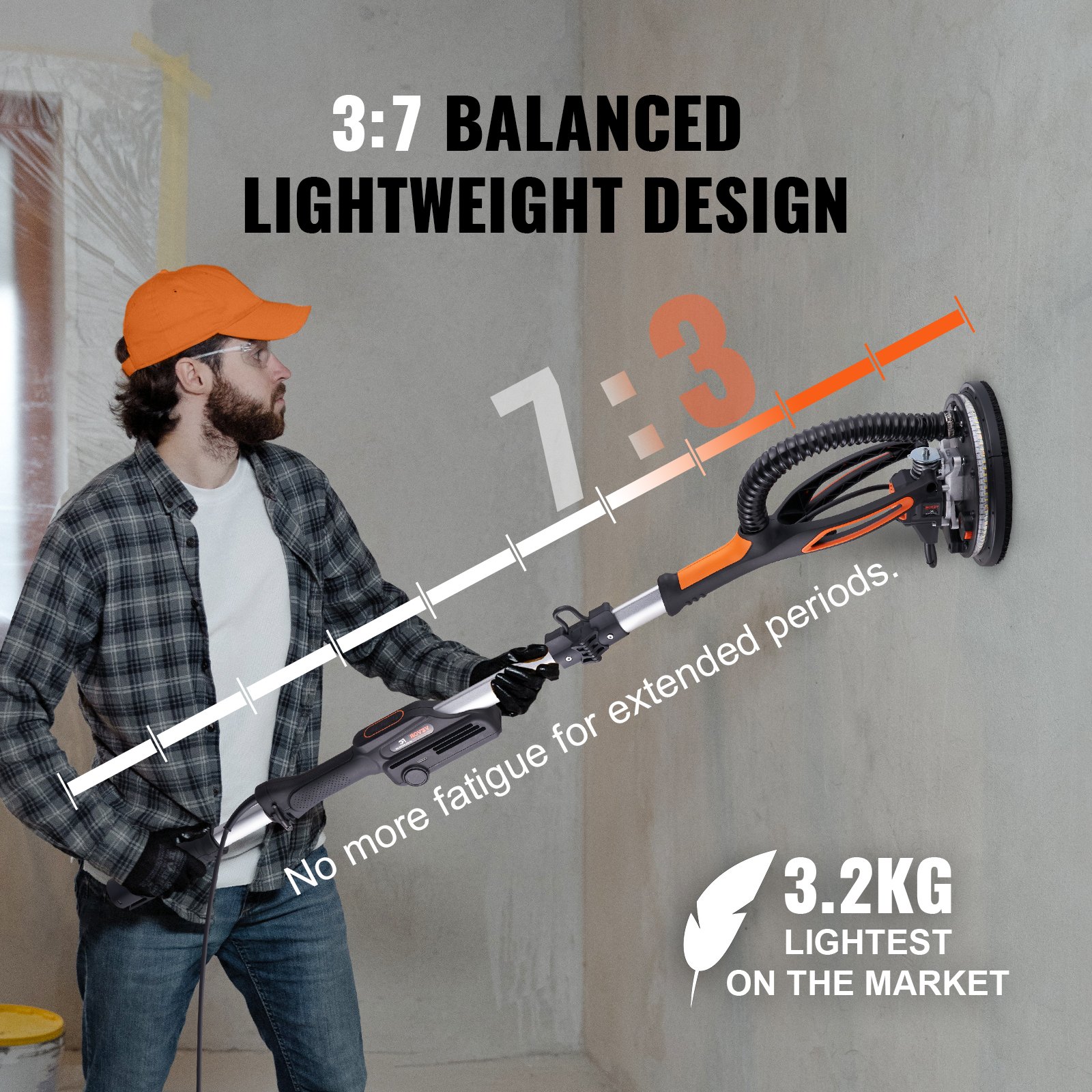 Hombre que utiliza una lijadora de paneles de yeso VEVOR con un diseño liviano de 3,2 kg para un uso equilibrado y prolongado.