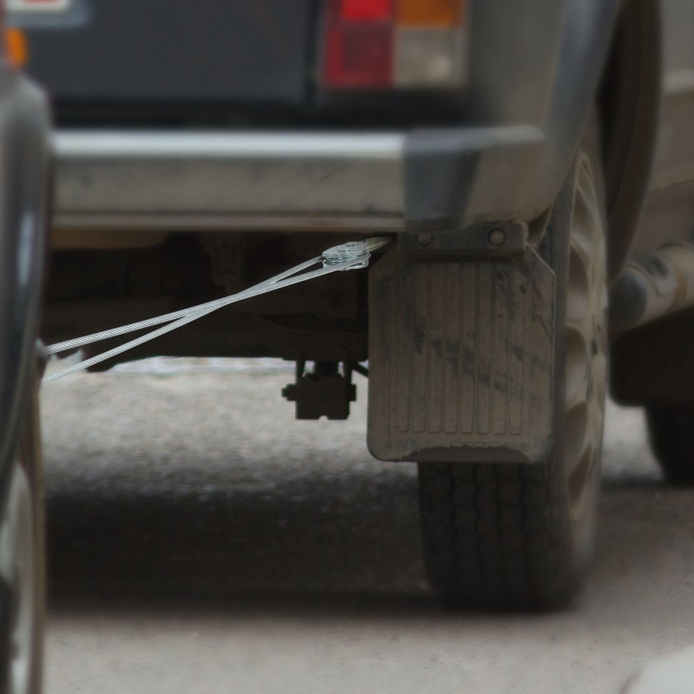 VEVOR presenta un cabrestante utilizado para remolcar un vehículo, que muestra el cable y el punto de fijación en el parachoques de un automóvil.