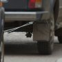 VEVOR presenta un cabrestante utilizado para remolcar un vehículo, que muestra el cable y el punto de fijación en el parachoques de un automóvil.