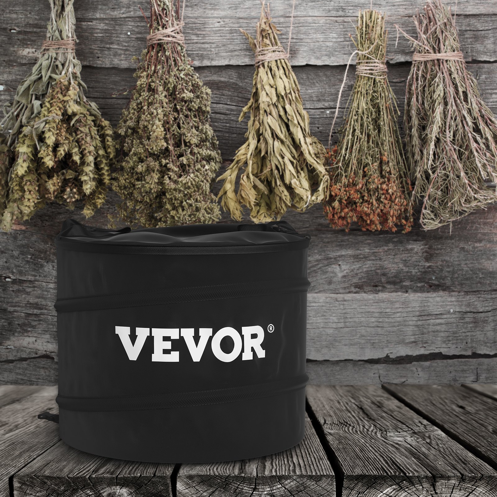 Kit de recortador en seco VEVOR con hierbas cosechadas colgadas sobre un fondo de madera rústica.