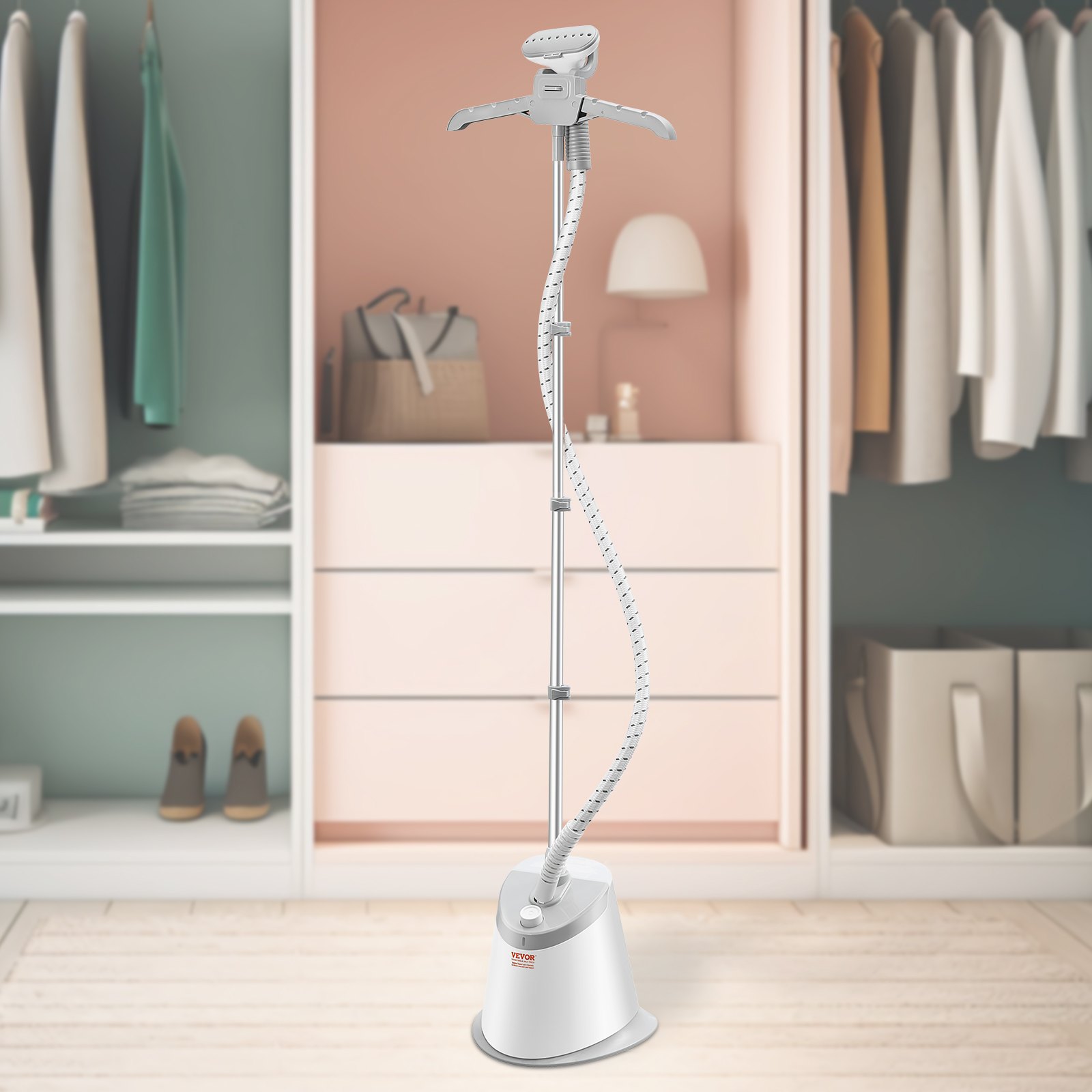Vaporizador de pie VEVOR en un armario moderno con ropa y accesorios perfectamente organizados.