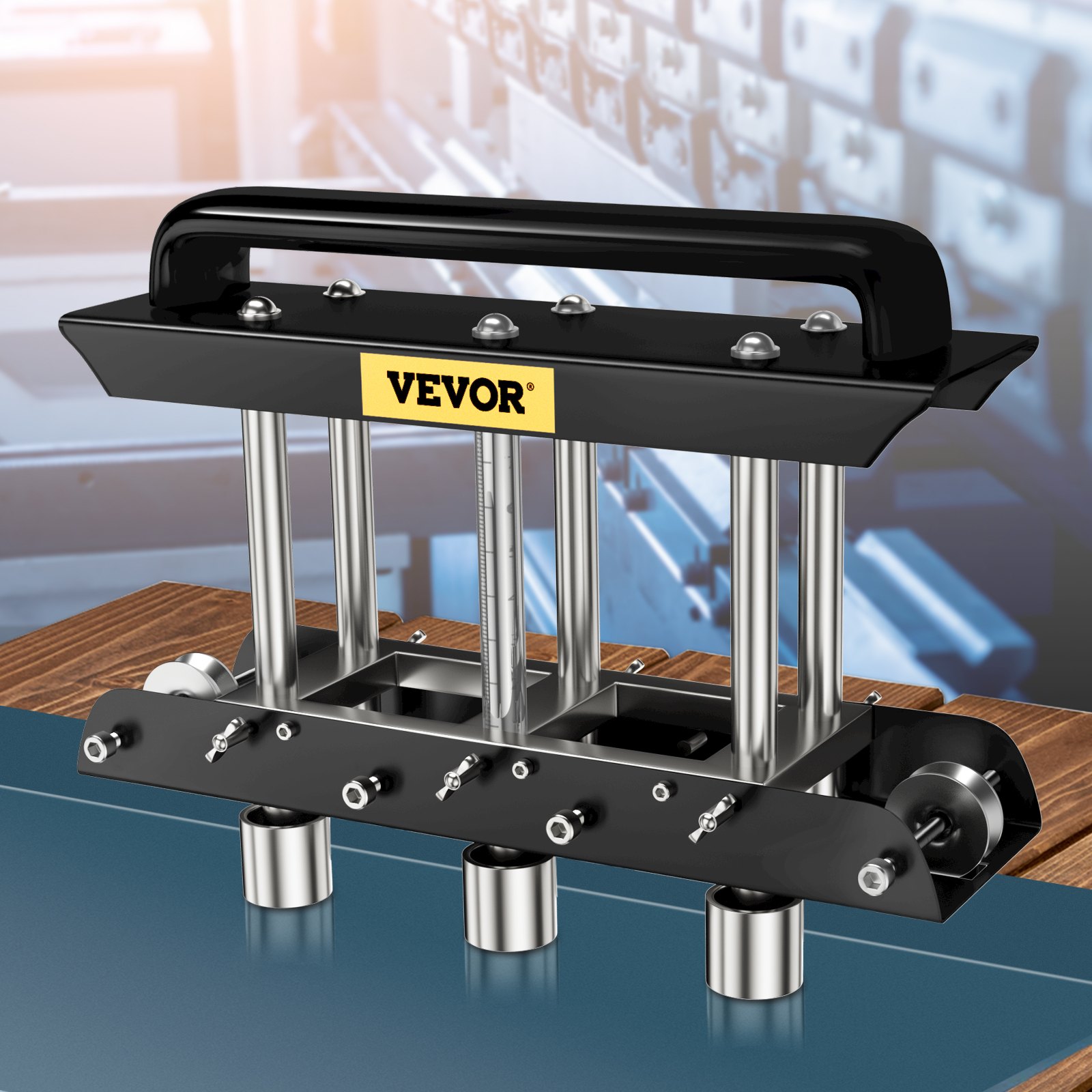 Rodillo de borde de tres estaciones VEVOR con construcción de metal resistente y mango ergonómico sobre banco de trabajo.