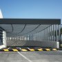 Entrada cubierta con reductor de velocidad VEVOR y diseño arquitectónico moderno.