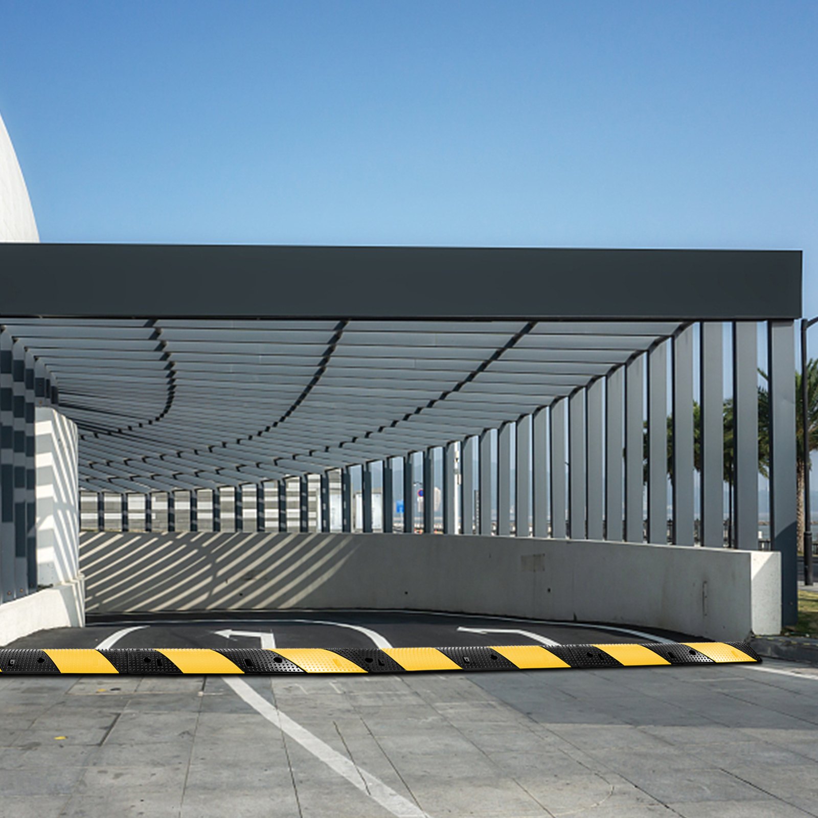 Entrada cubierta con reductor de velocidad VEVOR y diseño arquitectónico moderno.