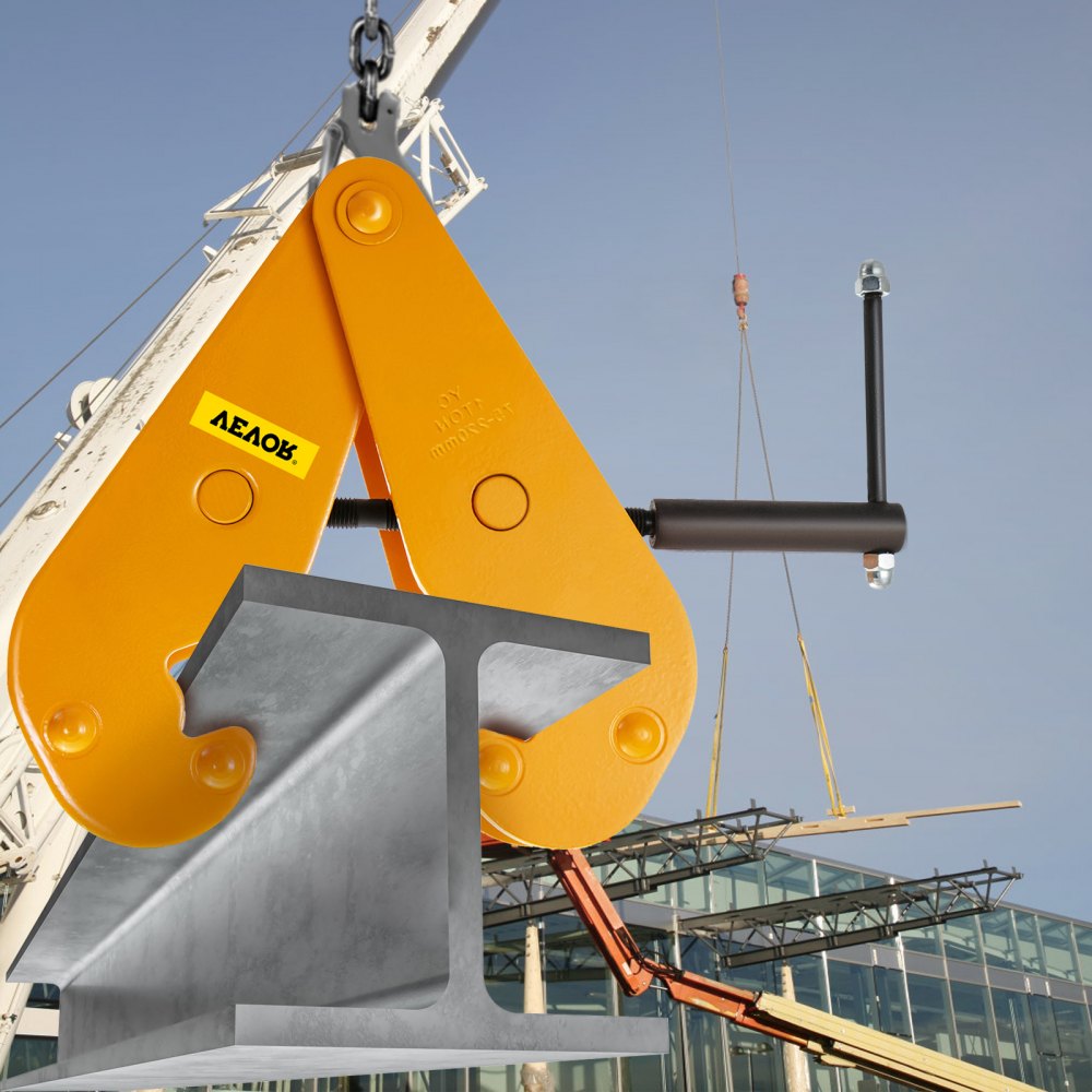 Abrazadera de viga VEVOR que levanta una viga de metal con una grúa en un sitio de construcción.