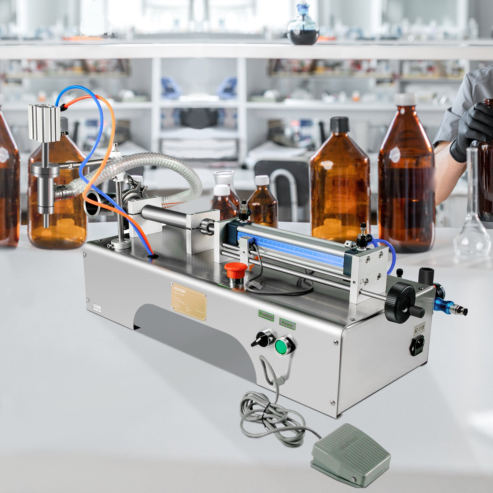 Máquina llenadora de líquidos neumática VEVOR en un laboratorio con botellas marrones y equipos.