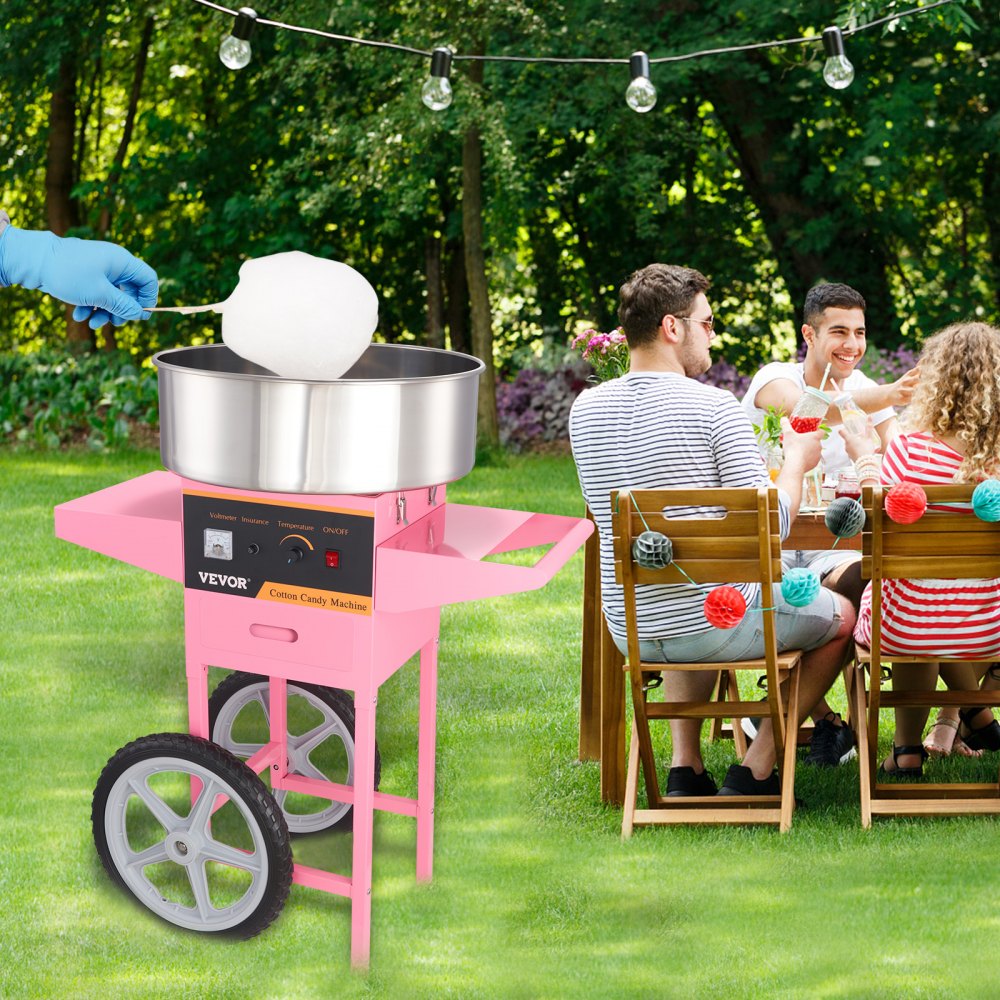 Máquina de algodón de azúcar VEVOR al aire libre con gente disfrutando de una fiesta en el jardín de fondo.