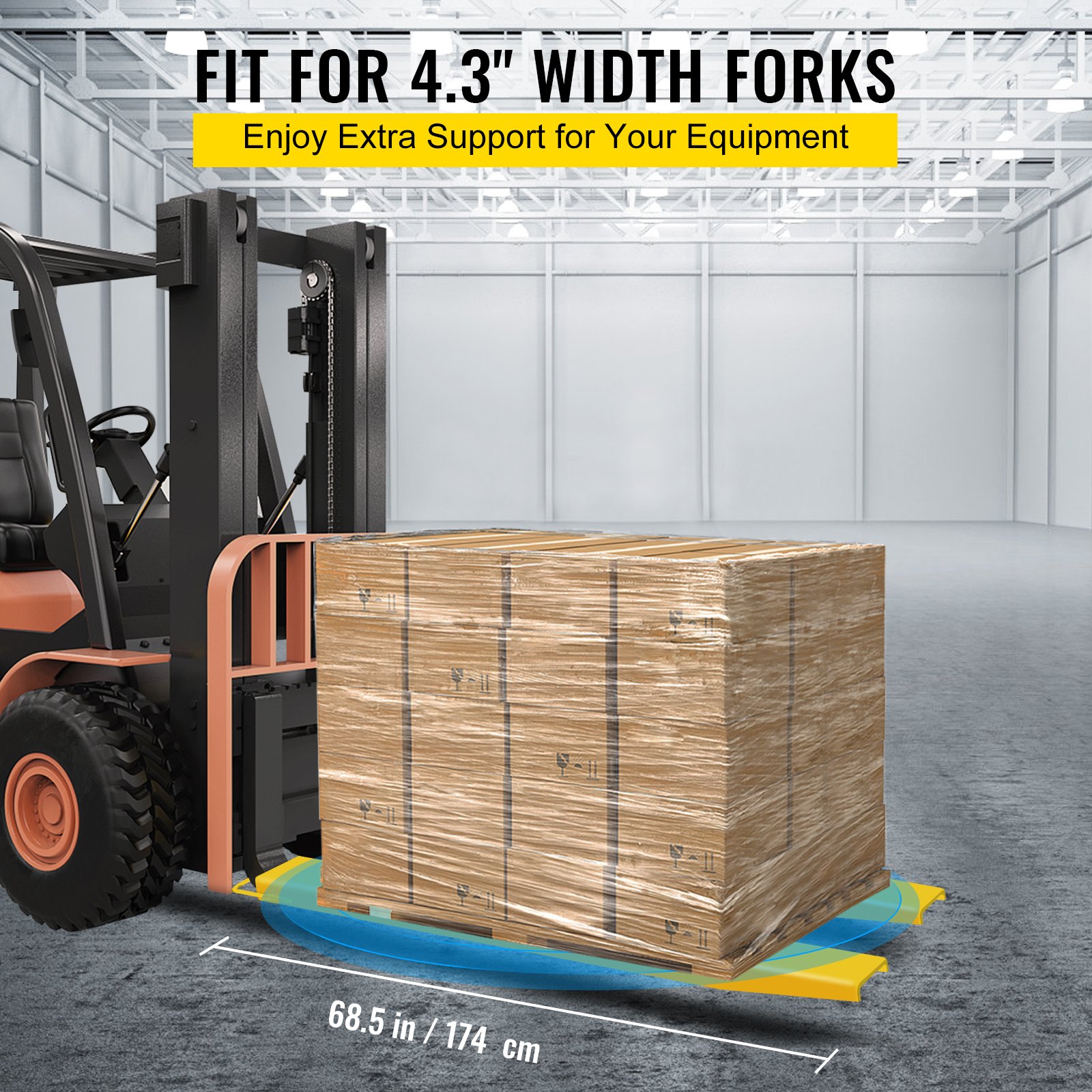 Carretilla elevadora con extensión de horquilla para paletas VEVOR que levanta paletas envueltas de gran tamaño en un almacén industrial.