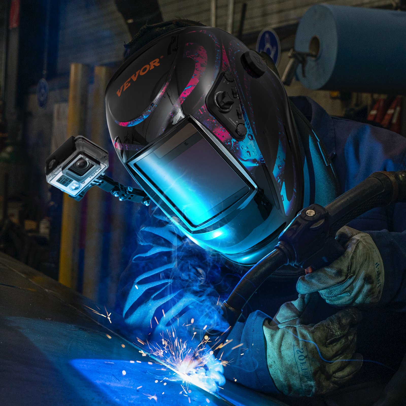 Soldador que utiliza casco de soldadura con oscurecimiento automático VEVOR con chispas y guantes protectores.