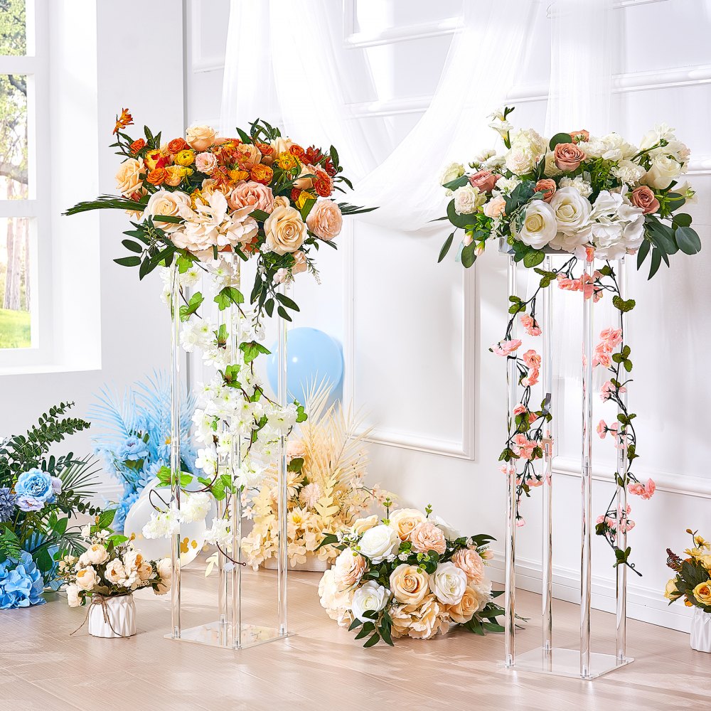 Puesto de flores para bodas VEVOR con flores blancas y melocotón, vegetación y flores decorativas en una habitación luminosa.