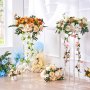 Puesto de flores para bodas VEVOR con flores blancas y melocotón, vegetación y flores decorativas en una habitación luminosa.