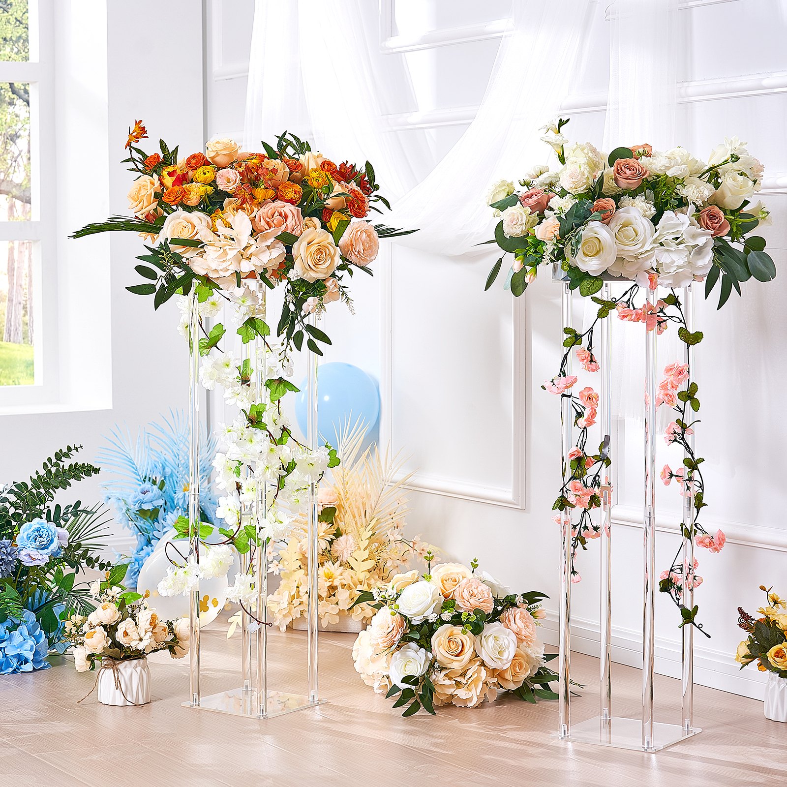 Puesto de flores para bodas VEVOR con flores blancas y melocotón, vegetación y flores decorativas en una habitación luminosa.