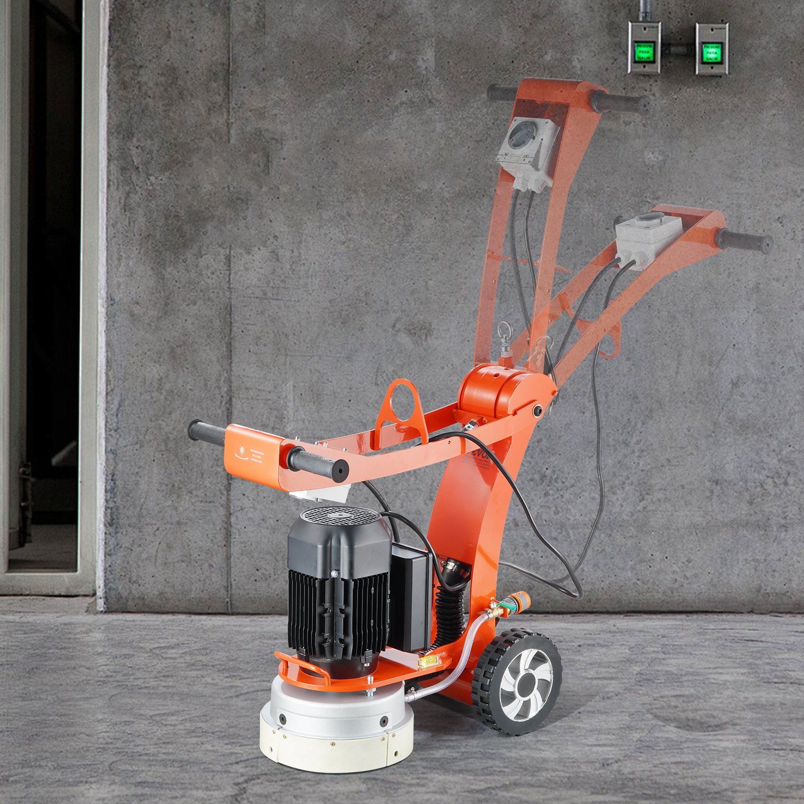 Amoladora de piso de concreto eléctrica VEVOR naranja con motor negro, estacionada sobre un piso de concreto pulido.