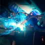 La pistola de soldadura MIG VEVOR crea chispas brillantes bajo luz azul