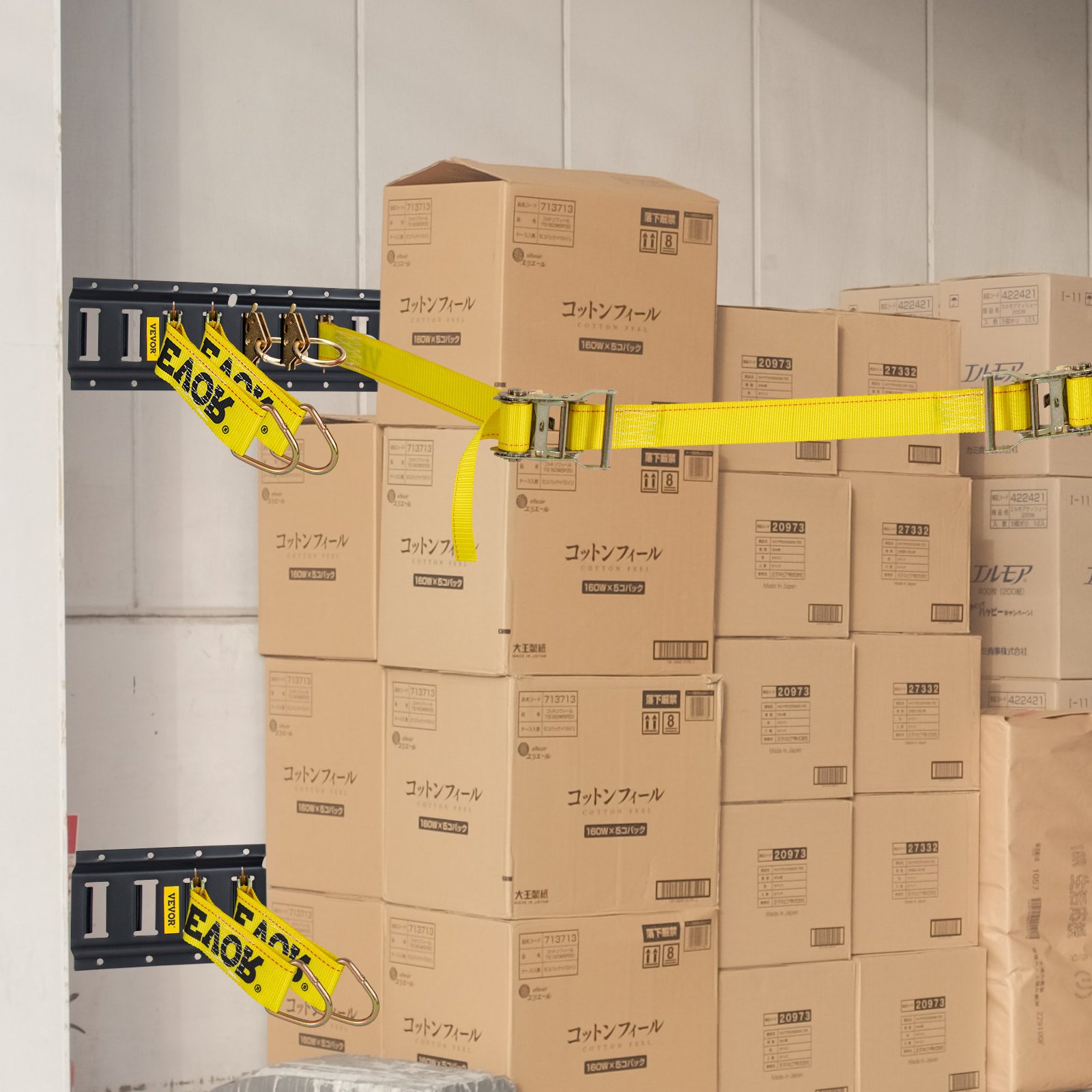 Kit de riel de amarre VEVOR e track que asegura correas amarillas alrededor de cajas de cartón apiladas en un almacén.