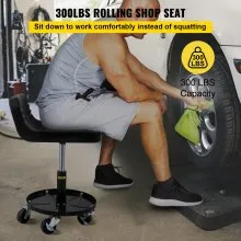 VEVOR Taburete de garaje con ruedas, capacidad de 300 libras, altura ajustable de 15.7 a 20.5 pulgadas, asiento mecánico con ruedas giratorias de 360 grados y bandeja de herramientas, para taller, taller de reparación de automóviles, negro