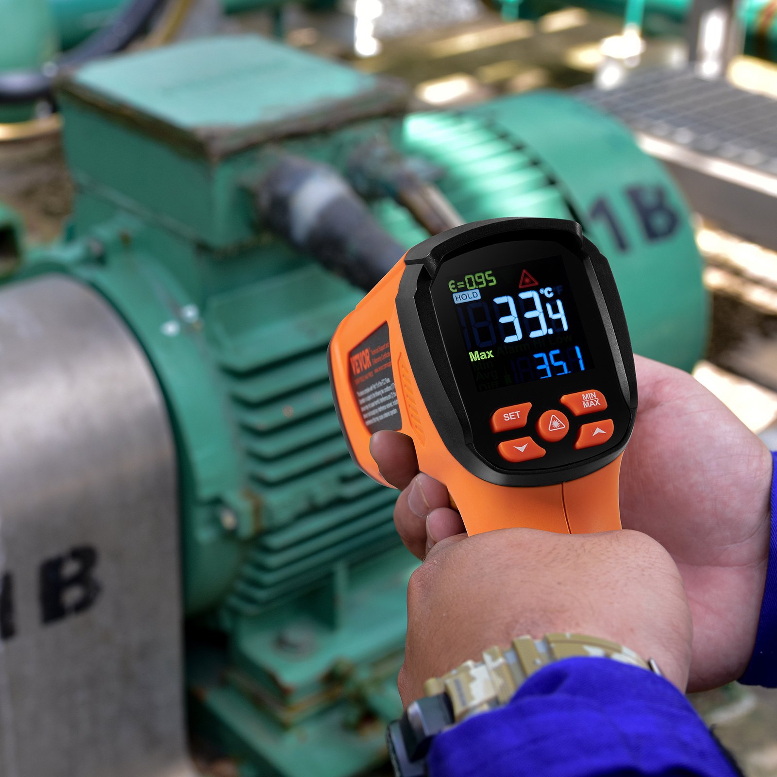 mano sosteniendo un termómetro infrarrojo VEVOR que mide la temperatura de maquinaria industrial, la pantalla muestra 33,4 ° c.