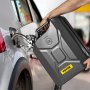 repostar el coche con un bidón de combustible VEVOR, de 20 l de capacidad, en una gasolinera.