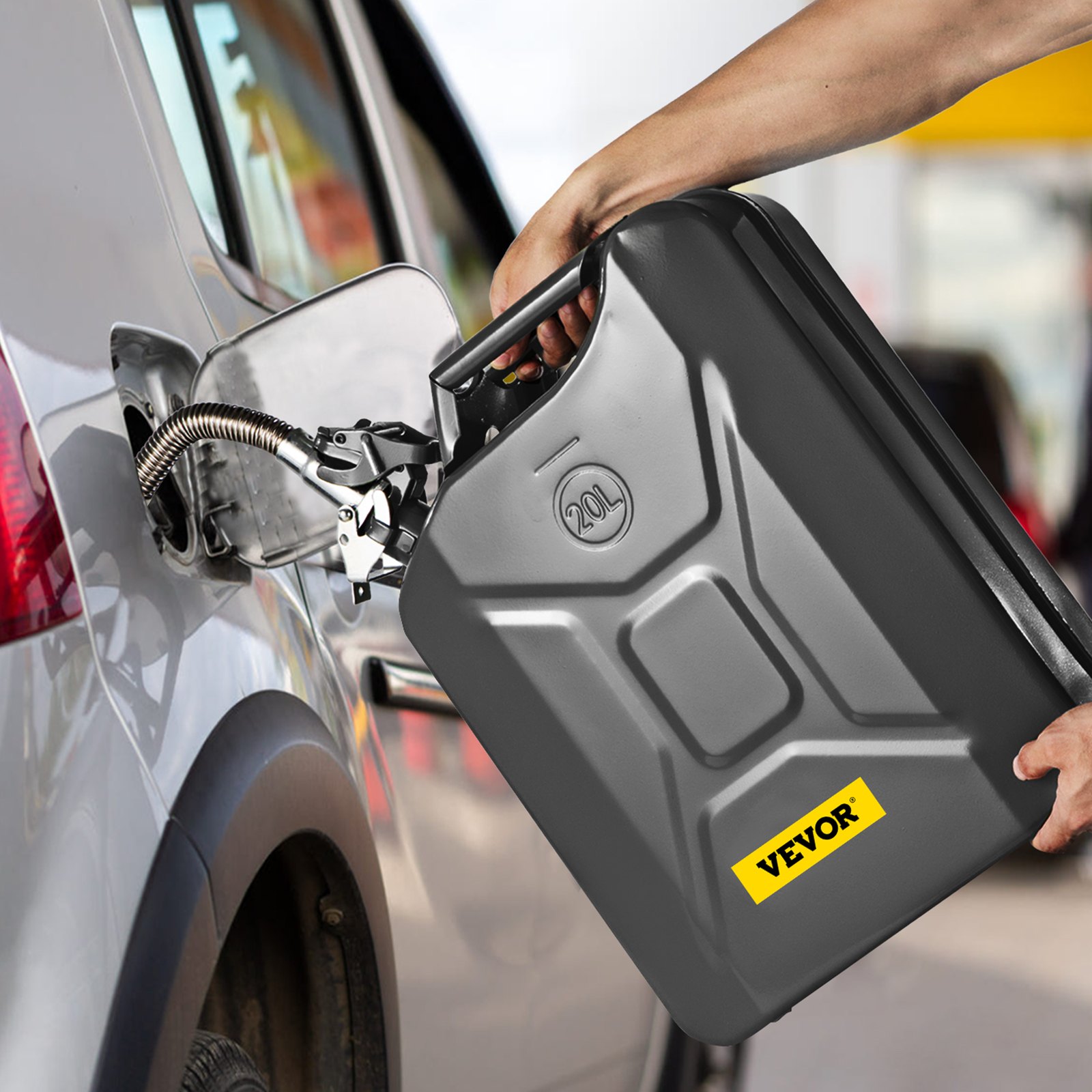 repostar el coche con un bidón de combustible VEVOR, de 20 l de capacidad, en una gasolinera.