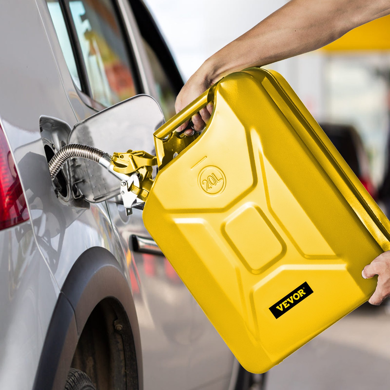 repostar un coche con un bidón de combustible VEVOR amarillo, mostrando su capacidad de 20 litros.