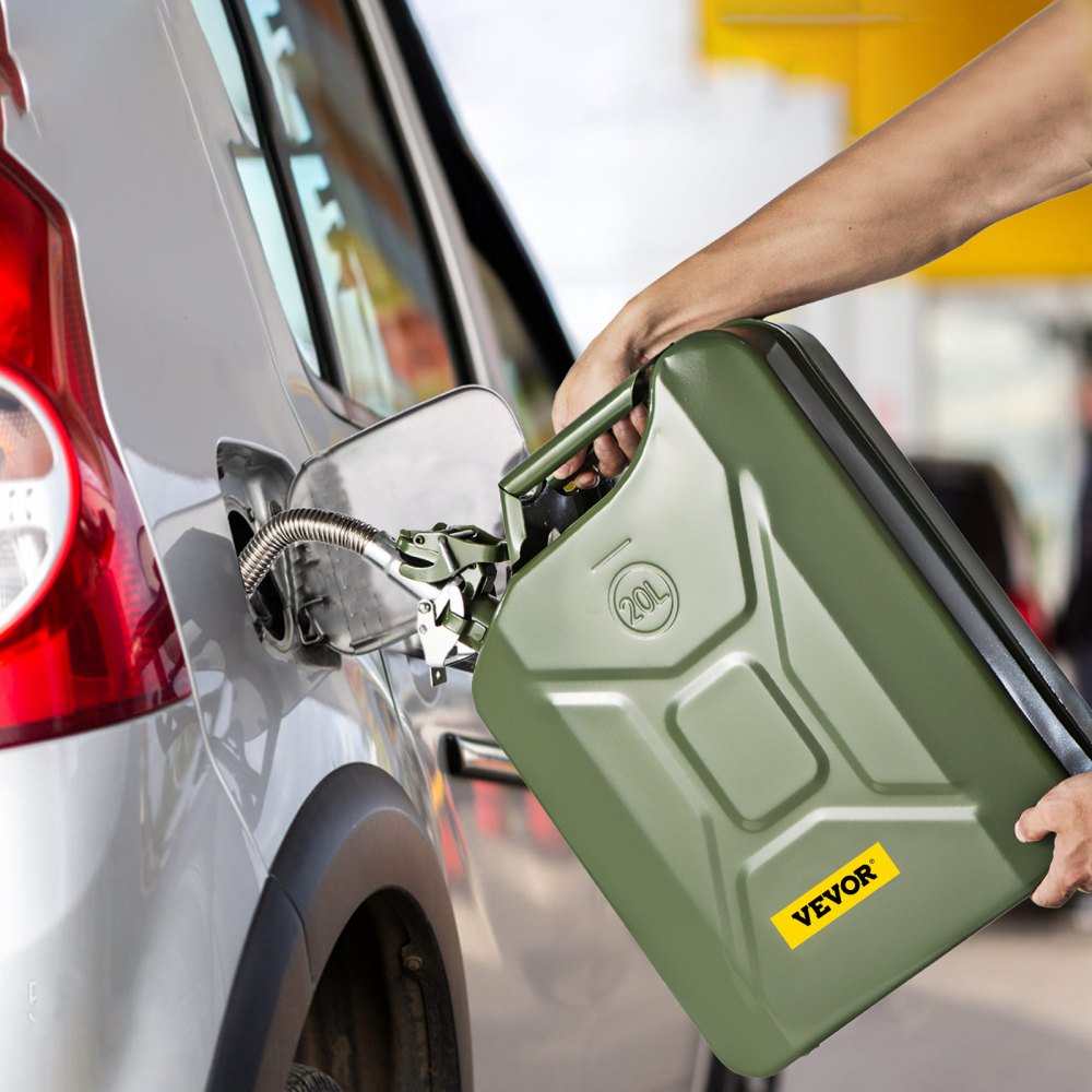 repostar un coche con un bidón verde de combustible VEVOR de 20 l.
