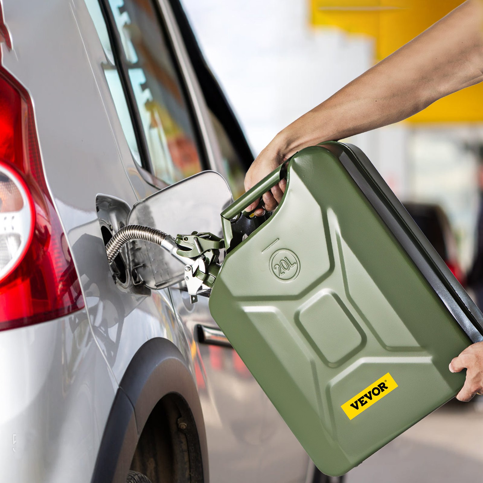 repostar un coche con un bidón verde de combustible VEVOR de 20 l.