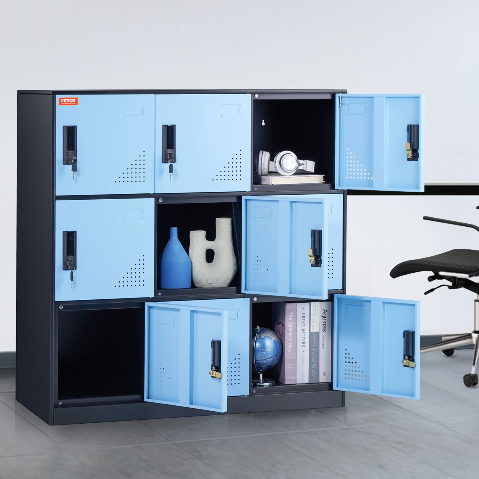 Taquilla de metal VEVOR con puertas azules que contiene libros, un globo terráqueo, un jarrón de cerámica y auriculares.
