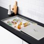 Hielera VEVOR llena de hielo y bebidas variadas en una cocina moderna.
