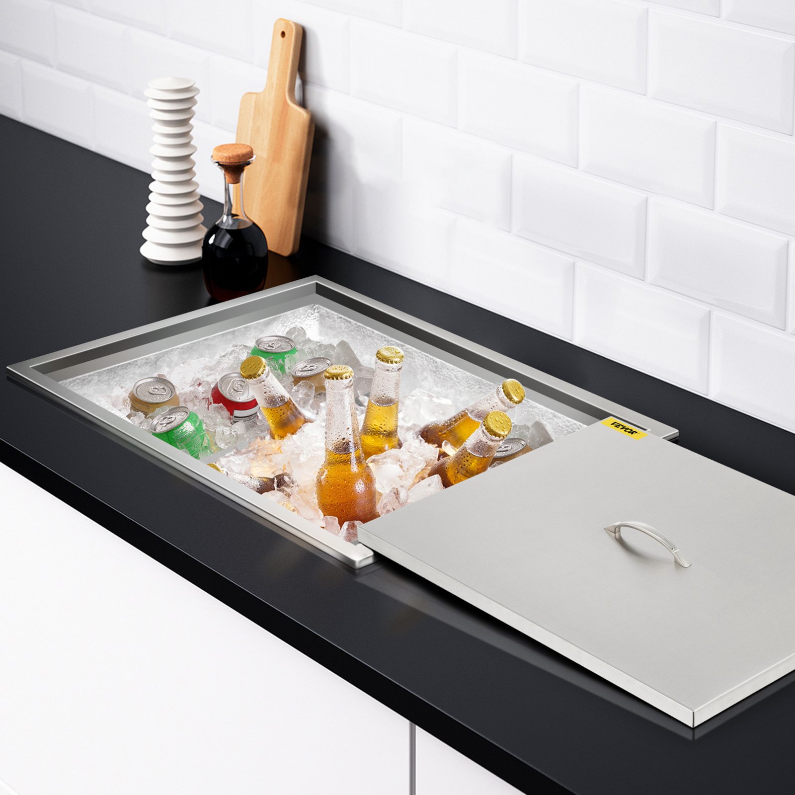 Hielera VEVOR llena de hielo y bebidas variadas en una cocina moderna.