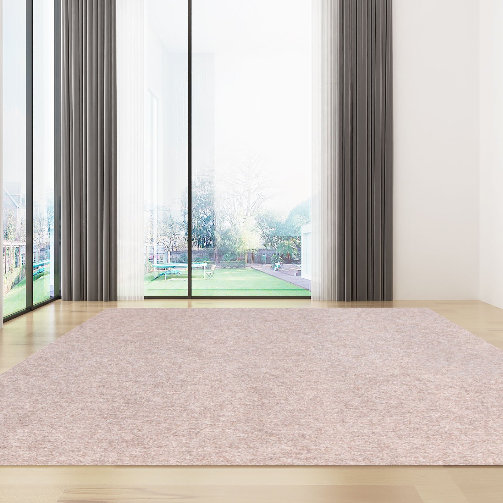 Alfombra marina VEVOR de color marrón claro en un salón luminoso y moderno con grandes ventanales.