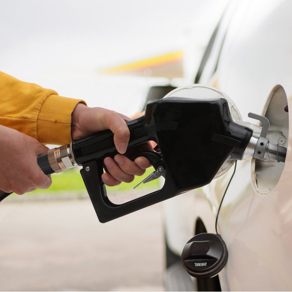 Boquilla de combustible automática VEVOR, rosca de entrada NPT de 3/4" y boquilla de 15/16", caudal máximo de 16 GPM, apagado automático, mango de bomba de gasolina de aluminio y PVC con giro de 360° para recarga de gasolina, diésel, queroseno y biodiésel.