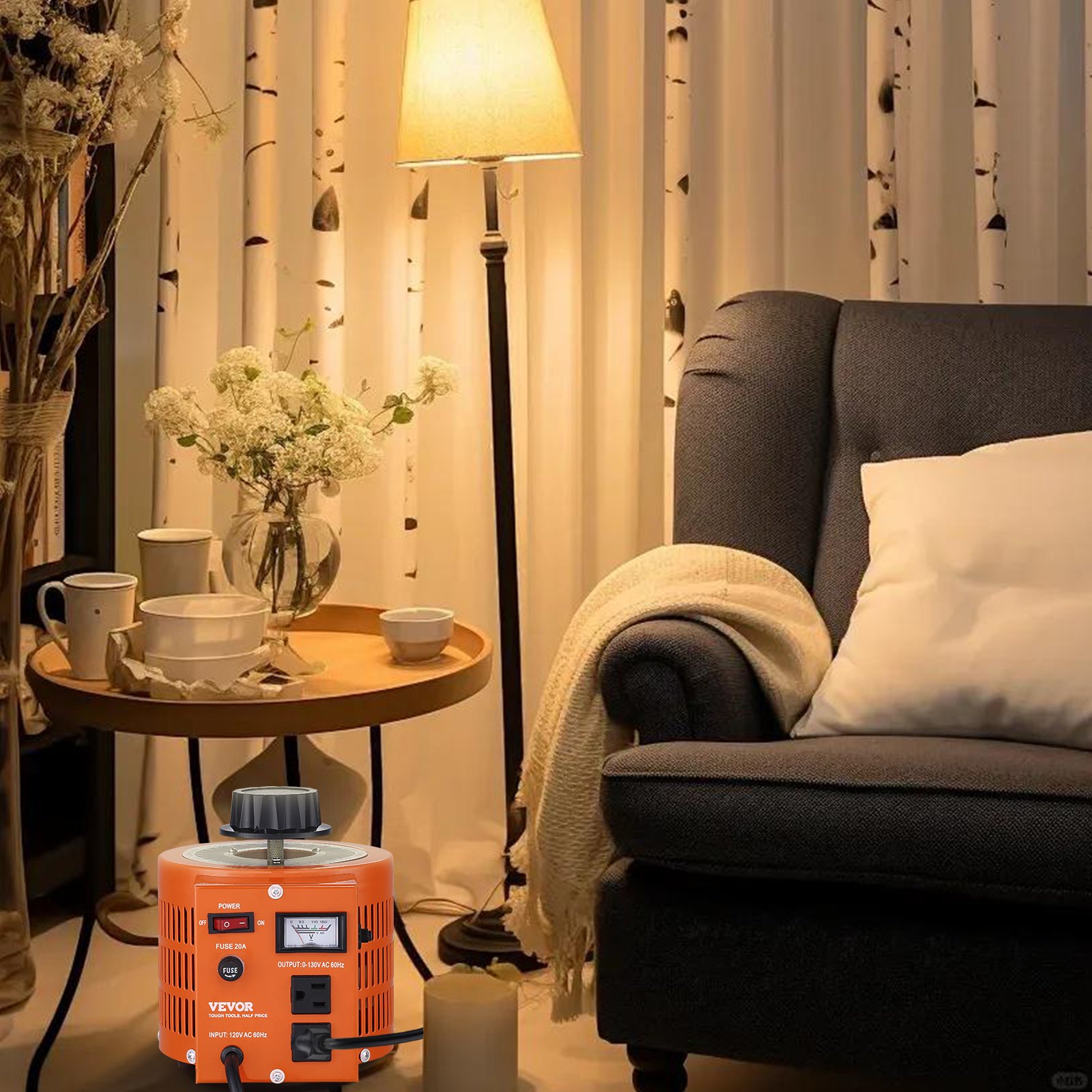 Transformador de voltaje VEVOR en un acogedor espacio de estar con mesa auxiliar, lámpara y sillón.