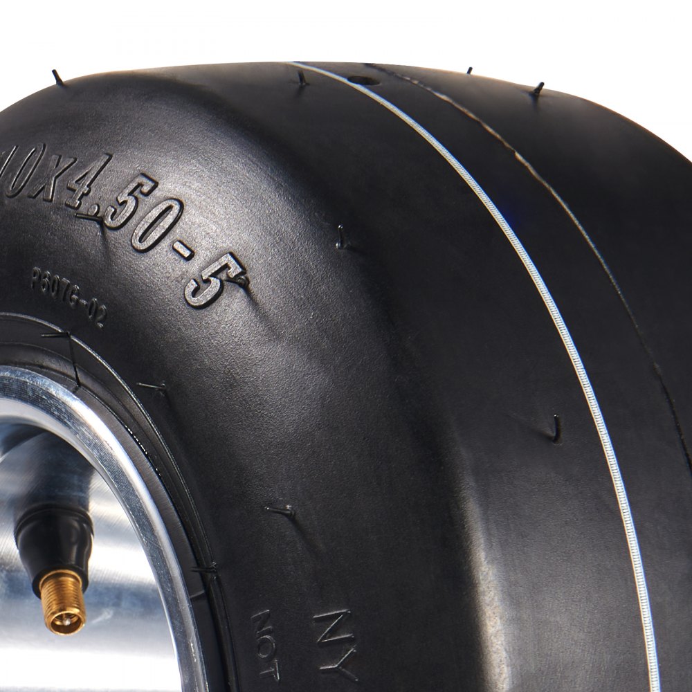 Primer plano de un neumático de kart VEVOR con marcas de tamaño 4.50-5 y una válvula de aire visible en una llanta de metal.