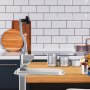Abrelatas comercial VEVOR en un entorno de cocina moderno con varias latas abiertas y sin abrir.