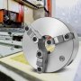 Mandril de torno VEVOR montado en una máquina industrial en un taller.
