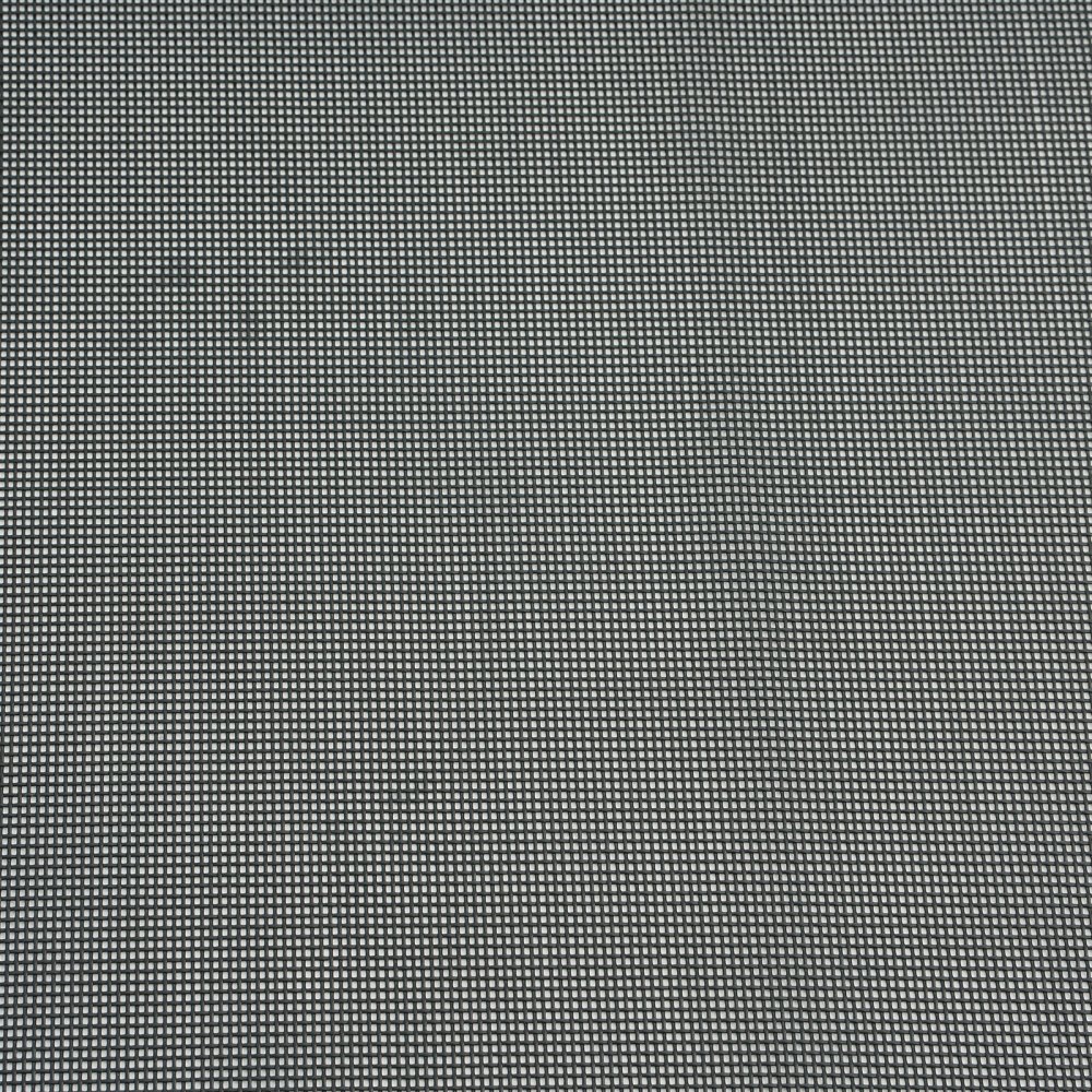 Patrón de cuadrícula en blanco y negro sobre lona de malla para camión volquete VEVOR para cobertura y protección de carga.