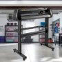 Cortadora de vinilo VEVOR en un taller bien organizado con estantes y contenedores de almacenamiento.