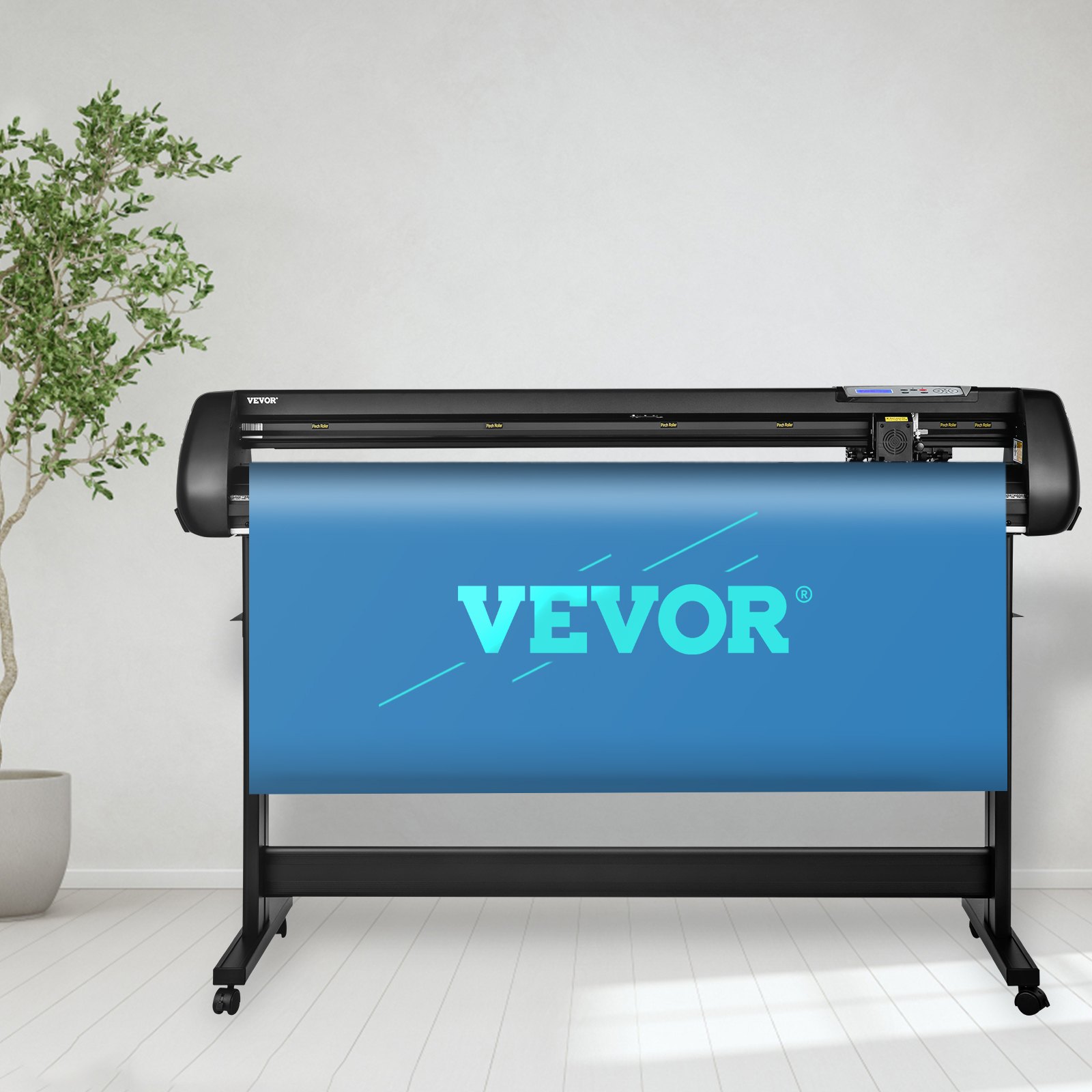 Plotter de corte de vinilo VEVOR en un espacio de oficina moderno con pancarta azul y planta en maceta.