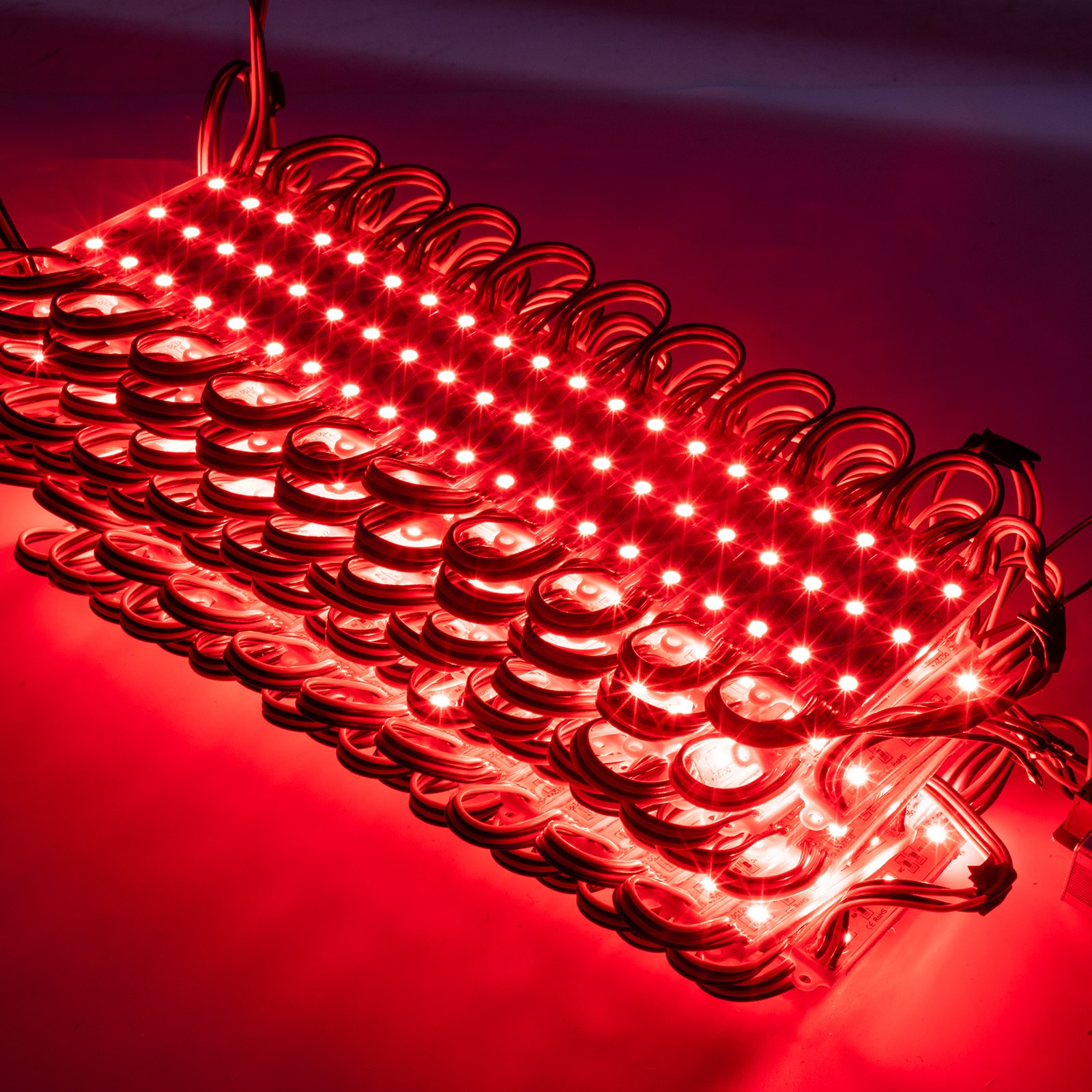 Panel LED rojo con numerosas luces de escaparate VEVOR, cableado en espiral e iluminación intensa.
