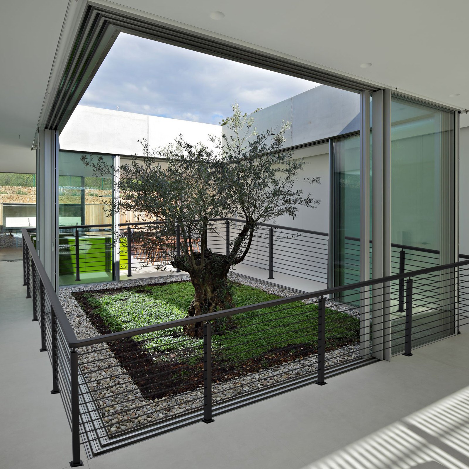 VEVOR Poste de barandilla de cable Poste de escalera de cubierta de nivel 42 x 1.97 x 1.97" Poste de barandilla de cable Acero inoxidable Acabado cepillado Barandilla de cubierta Piquetes preperforados con soporte de montaje Kit de barandilla de escalera Negro