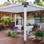Kit de pérgola de carpintería VEVOR sobre terraza de madera con muebles de jardín y jardineras.