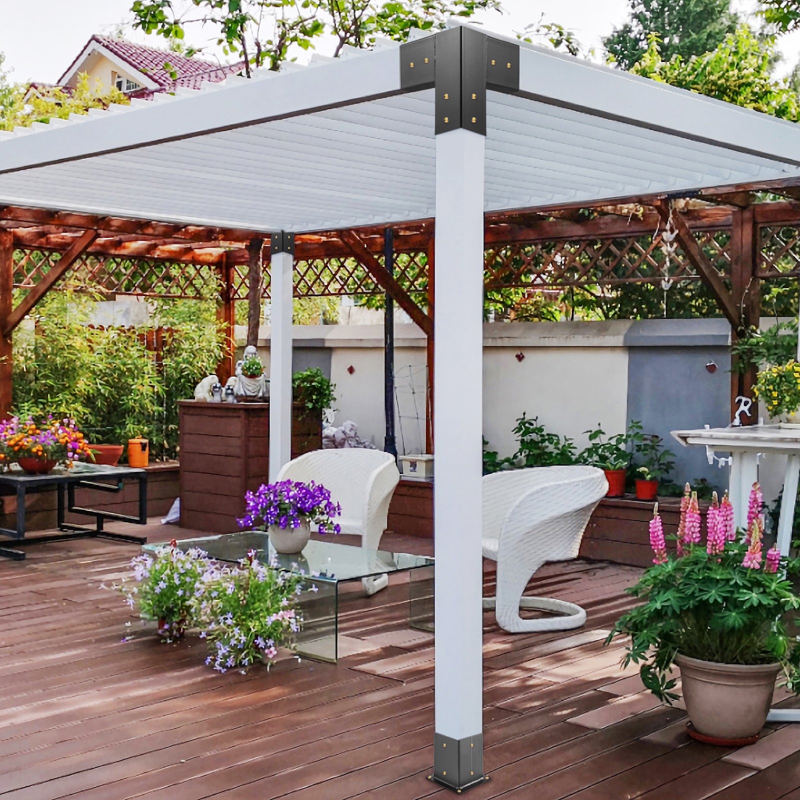 Kit de pérgola de carpintería VEVOR sobre terraza de madera con muebles de jardín y jardineras.