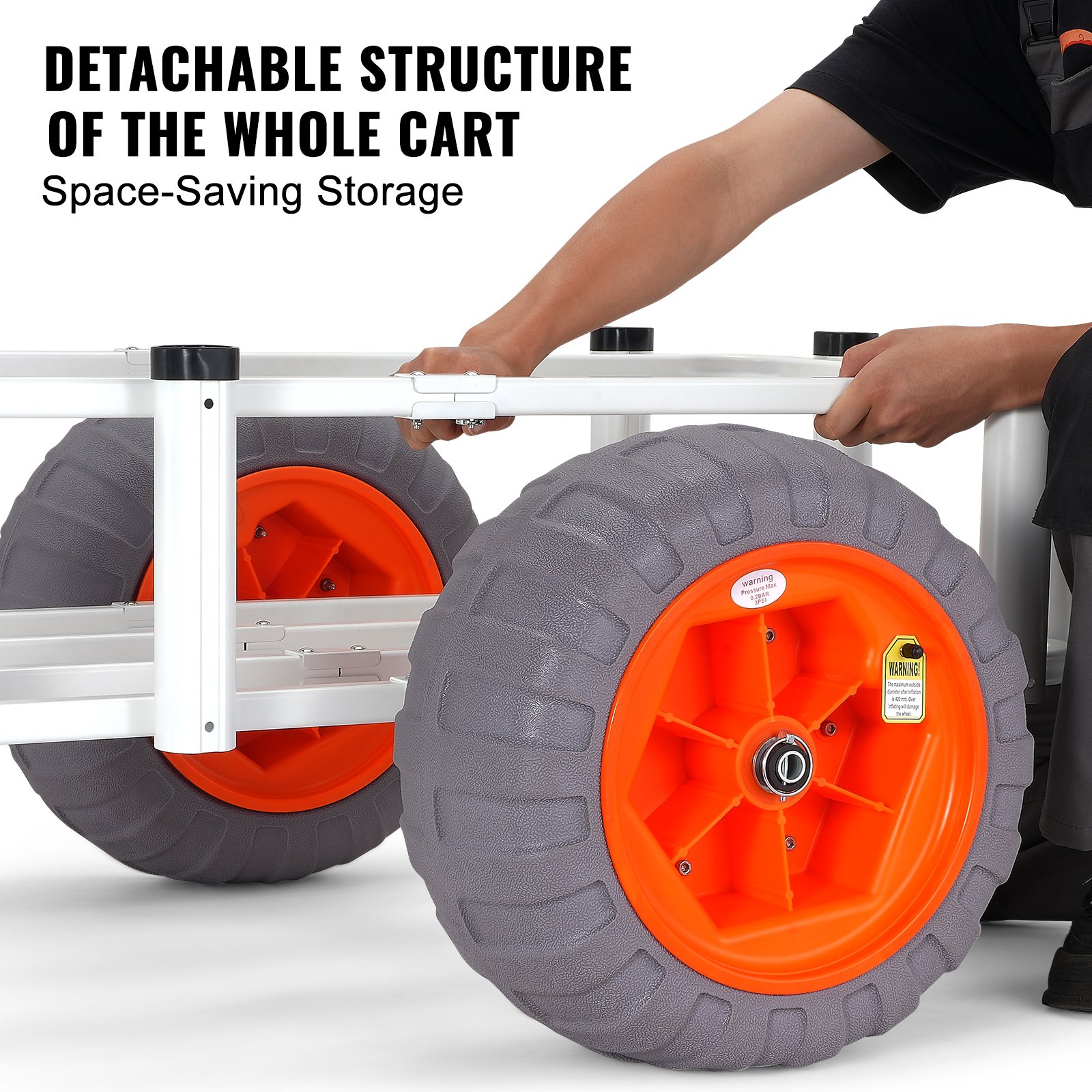 Carrito de pesca de playa VEVOR con estructura desmontable, que presenta grandes ruedas naranjas para ahorrar espacio de almacenamiento.