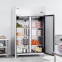 Frigorífico comercial VEVOR lleno de carne, verduras y productos lácteos en una cocina profesional.