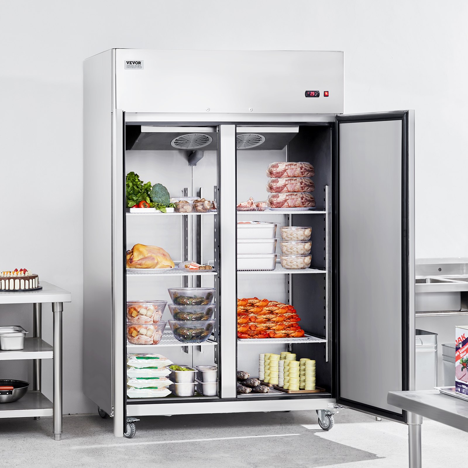 Frigorífico comercial VEVOR lleno de carne, verduras y productos lácteos en una cocina profesional.