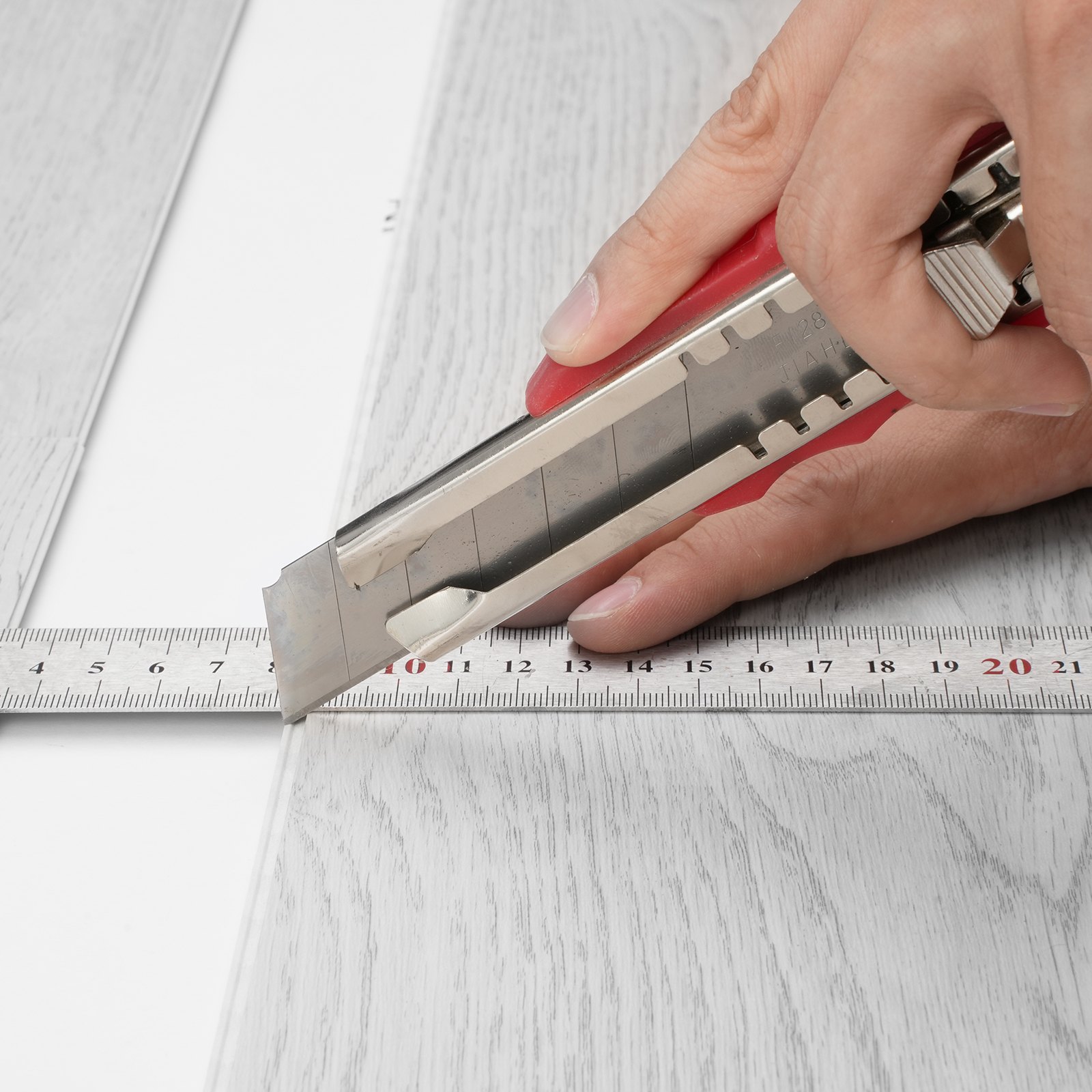 Baldosas de vinilo entrelazadas VEVOR de 122 x 18,5 cm (48 x 7,3 pulgadas), 10 baldosas de 5,5 mm de grosor, fácil instalación, imitación madera gris claro, ideales para cocina, comedor, dormitorios y baños.