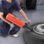 Mecánico que utiliza el ajustador de talón de neumáticos VEVOR en un neumático en un taller.