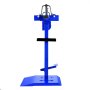 Esparcidor de neumáticos azul VEVOR sobre una base resistente con soportes ajustables y pedal.